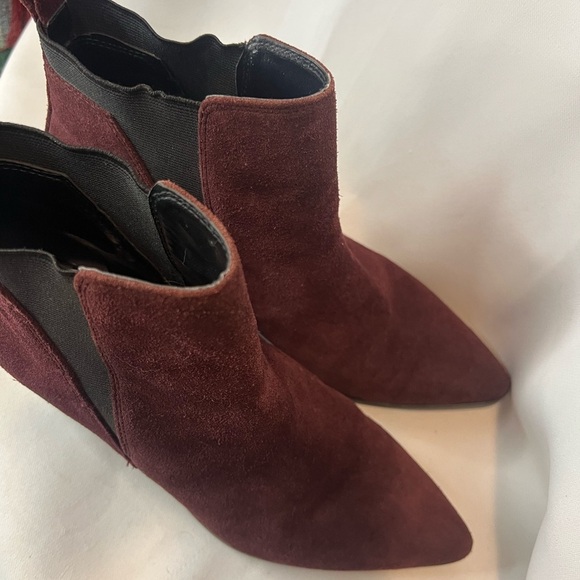 Marc Fisher Ignite Double Gore Red Purple Suede Pointed Toe Ankle Booties Size 8 - Picture 6 of 6